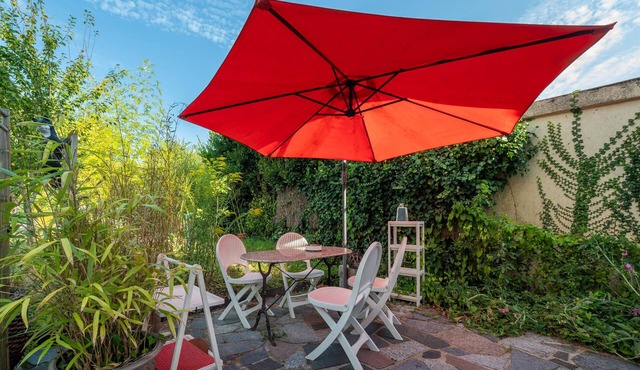 Studio Apartment 'Dans Maison Proche Gare' with Shared Terrace, Shared Garden and Wi-Fi