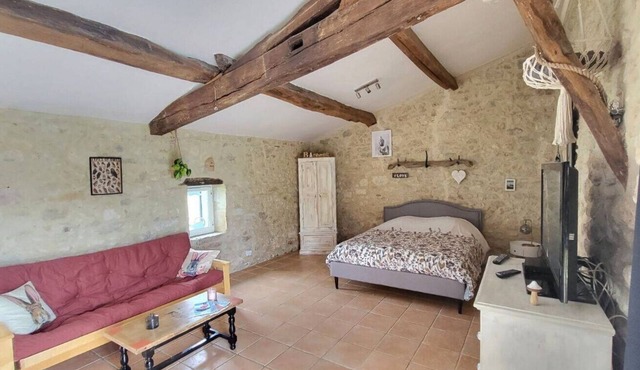 Studio Apartment 'De La Hulotte' with Shared Pool, Wi-Fi and Air Conditioning