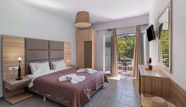 Studio Apartment 'Deluxe 2 Adults - A' with Shared Terrace, Wi-Fi and Air Conditioning