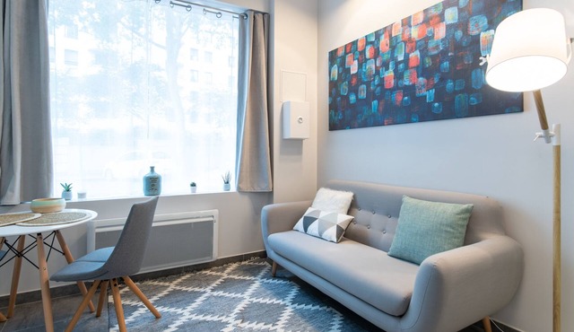 Studio-Apartment-Ensuite with Shower-Street View-Studio avec Mezzanine