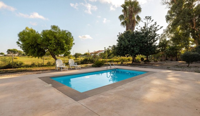 Studio Apartment 'Estudio La Cochera' with Shared Pool, Wi-Fi, and Air Conditioning.