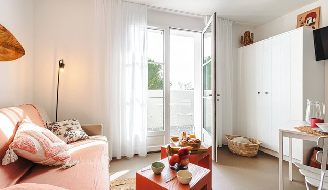 Studio Apartment 'Les Pins, Vue Mer' with Sea View, Private Terrace and Wi-Fi