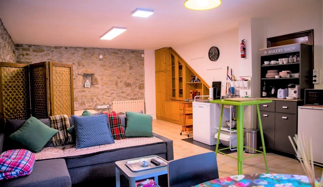 Studio apartment in a Basque country house with views of the garden.