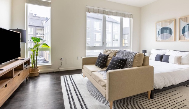 Studio Apartment in Hillsboro w/Office