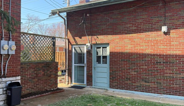 Studio apartment in soothing St. Louis with AC and comfort