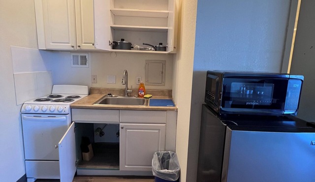 Studio apartment in Wichita #2- Queen size bed - 3 minutes to WSU