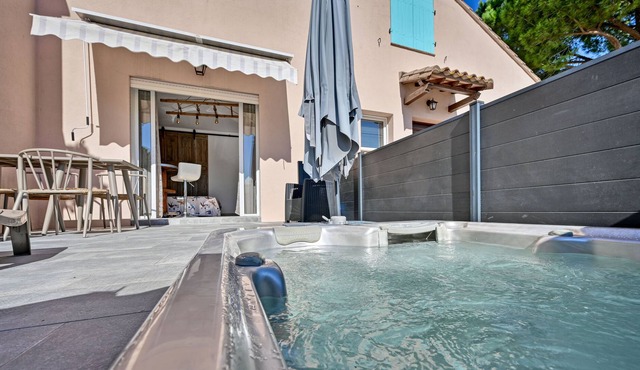 Studio Apartment "Jacuzzi Privatif, Piscine Chauffée" with Shared Heated Pool & Wi-Fi