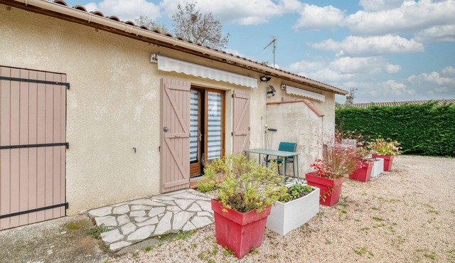 Studio Apartment 'Le Laurier' with Private Terrace, Shared Garden and Wi-Fi