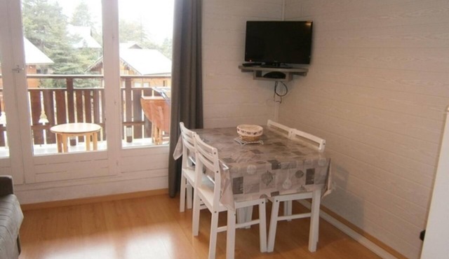 Studio Apartment "Les Fontettes 2" near Slopes with Balcony & Shared Pool