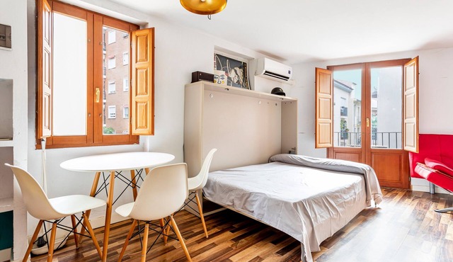 Studio Apartment 'Loft 3er Piso' with Shared Terrace, Wi-Fi and Air Conditioning