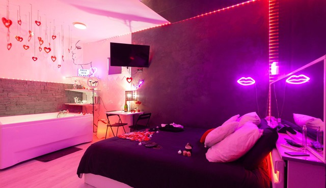 Studio Apartment "Love Room Avec Balnéo" with Whirlpool, Private Terrace & Wi-Fi