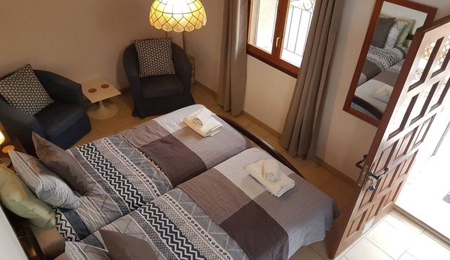 Studio apartment on rural smallholding, 3km from beaches and amenities