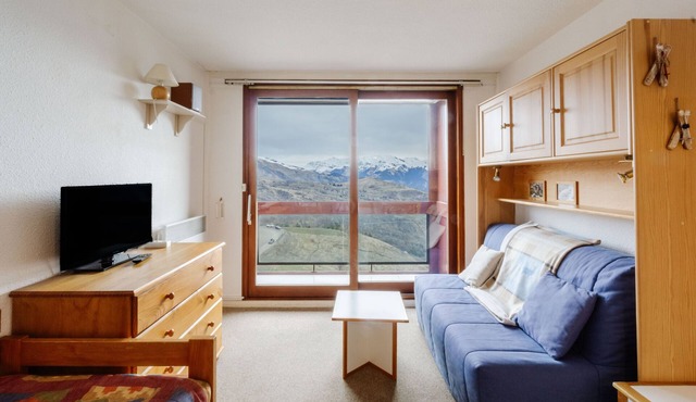 Studio Apartment "Pied des Pistes" with Mountain View & Shared Pool