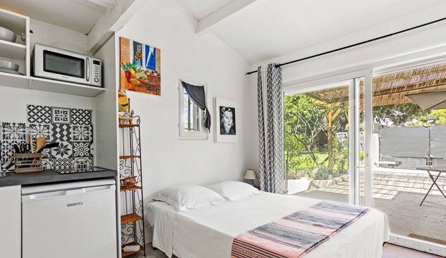 Studio Apartment 'Pinède Romane Fréjus' with Private Terrace, Wi-Fi and Air Conditioning