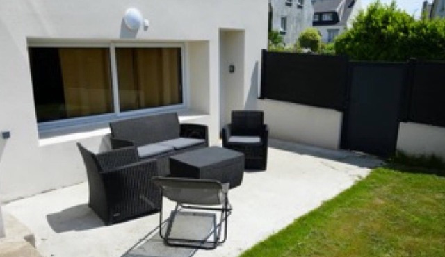 Studio Apartment 'T1 2 Personnes 1km Parc Expo' with Private Terrace, Shared Garden and Wi-Fi