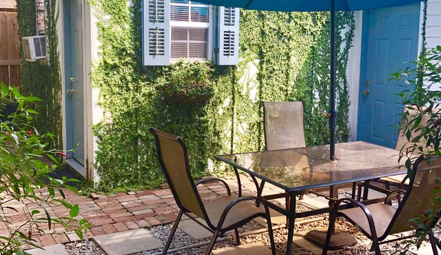 Studio Apartment Upper Garden District 2 blocks from Magazine Street.