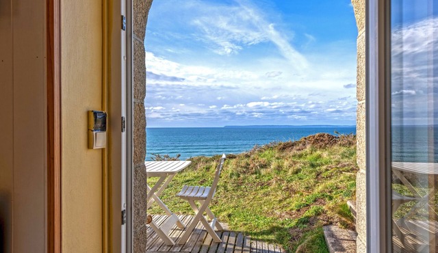 Studio Apartment 'Vue Sur Mer' with Sea View, Private Terrace and Wi-Fi