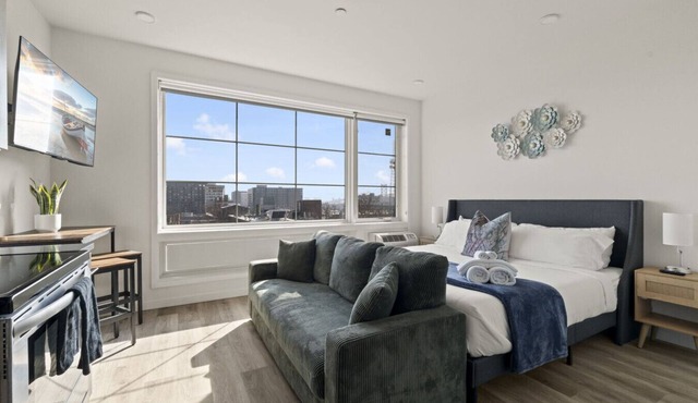 Studio Apartment with Skyline Views, Free Parking, King Bed, and Gym