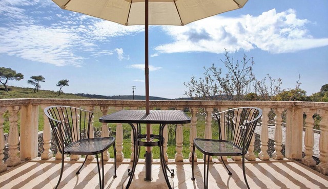 Studio apartment 'Wild Fig Retreat Helios' with Shared Pool, Wi-Fi and Air Conditioning