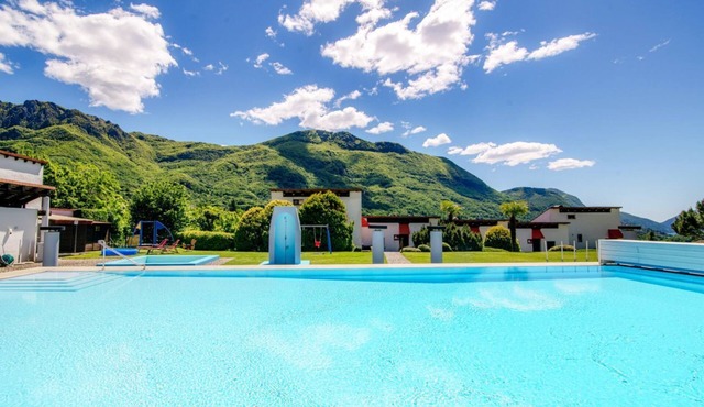 Studio apartment with shared pool (SUREGGIO VILLAGE)