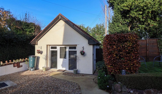 STUDIO APARTMENT, with a garden in Minehead