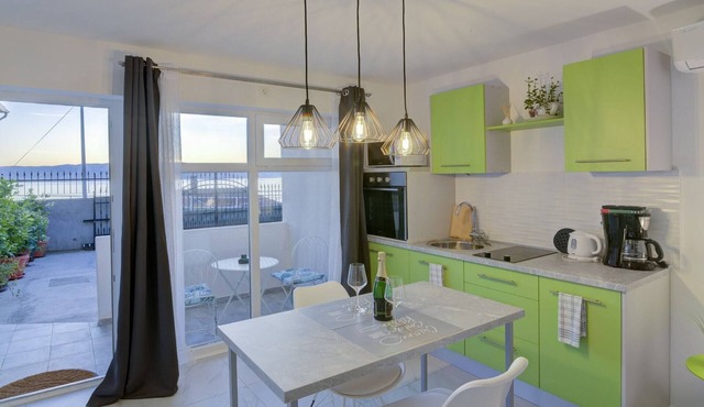 Studio Apartment with Terrace Leona