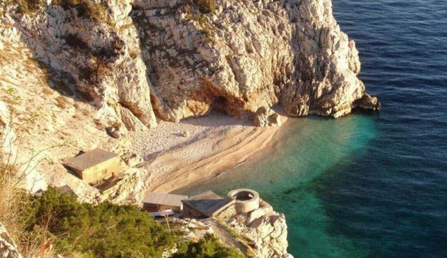 Studio apartment with the balcony and seaview in a picturesque town