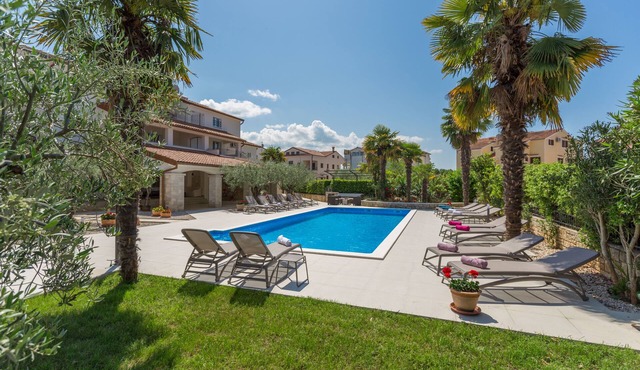 Studio app, pool, garden with barbecue, sun loungers, close to the beach