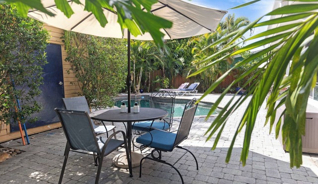 Studio apt near Wilton Manors, fenced yard with pool, puppy friendly.