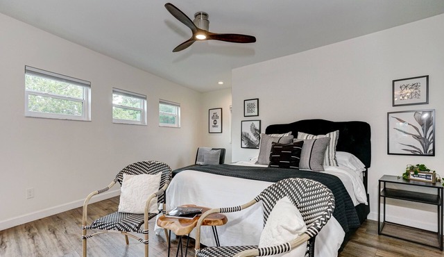 Studio Apt w/Private Balcony Overlooking Downtown Main St