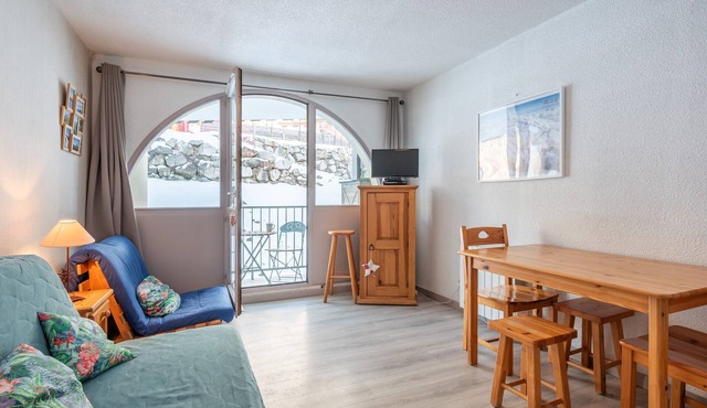 Studio at Alpe D'Huez with Mountain View, Balcony, and Wi-Fi for 3-4 Guests
