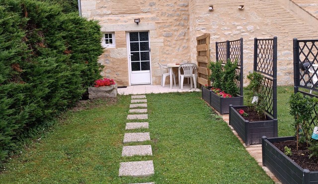 Studio Aux vieux fours near freeway access, quiet and green location