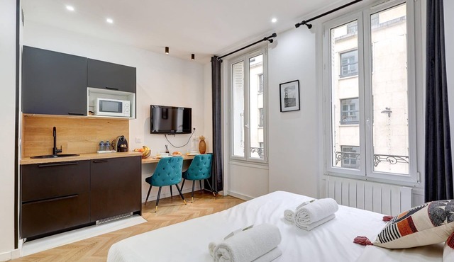 Studio avec A-C aux Champs-Elysees