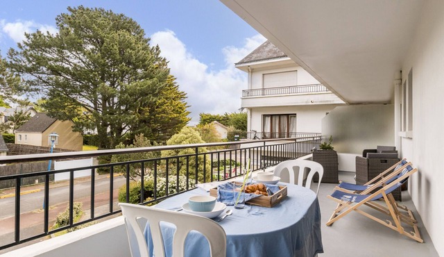 Studio avec balcon, à 200m de la plage, proche commerces et restos, parking privé, lit bébé inclus