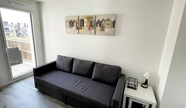 Studio Avec Balcon et Parking!