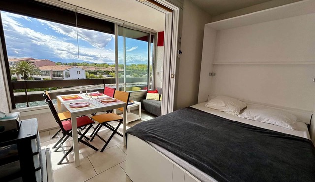 Studio avec Coin Cabine, Piscine, Parking, près de la Plage