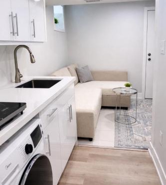 Studio Basement Suite with Sofa Bed and kitchen, Entrance from Garage -Sleeps 2