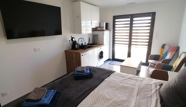Studio BLEU, Neuf, classé 3 étoiles, Clim, Wifi, Lave-linge, Lit King Size, au calme et à 800m des plages de Valras Plage