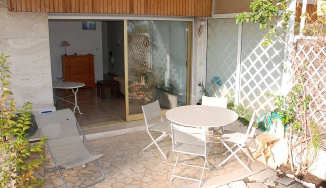 Studio by the sea in residence with park and swimming pool