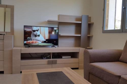 Studio climatisé avec terrasse, fibre et Wi FI .