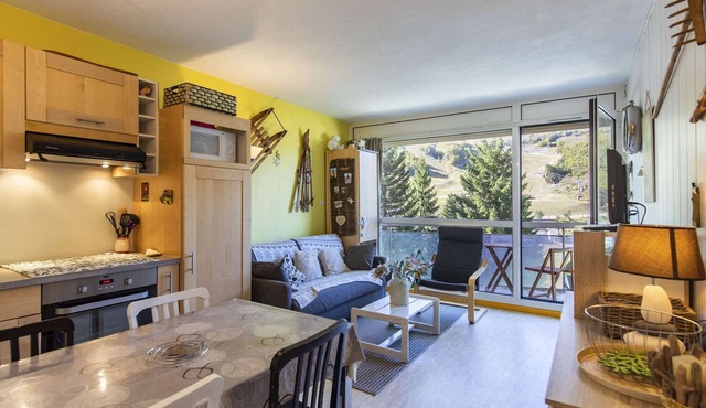 Studio cabin for 6 near slopes, mountain view