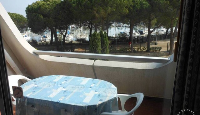 Studio cabin .sleeps 4. PORT VIEW.