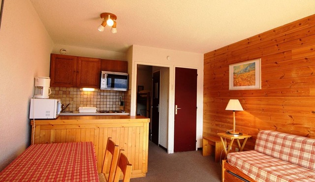 Studio cabin, sleeps 4, ski-in/ski-out, near shops, balcony, mountain views