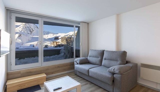 Studio cabin sleeps 5 with balcony 80m from slopes - La Mongie 1800