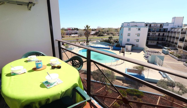 Studio cabin swimming pool parking air conditioning 700m beach 150m from shops