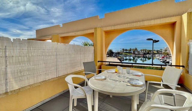 Studio cabin with spacious terrace and parking in Sète