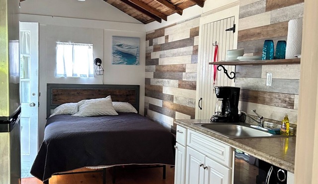 Studio Cabin8 w Kitchen, Enclosed Porch, Bathroom, Sleep2, Heated Pool, pet ok