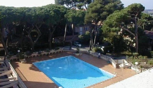 Studio Cabine à Hyères : piscine, proche port, plages et aéroport, parking inclus - FR-1-335-171