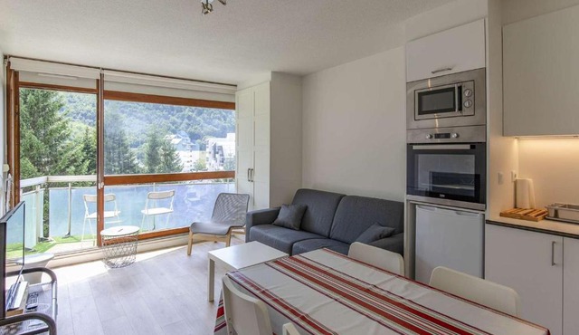 Studio cabine 6 pers, pistes à proximité, balcon, cave à skis, cuisine équipée - FR-1-400-110