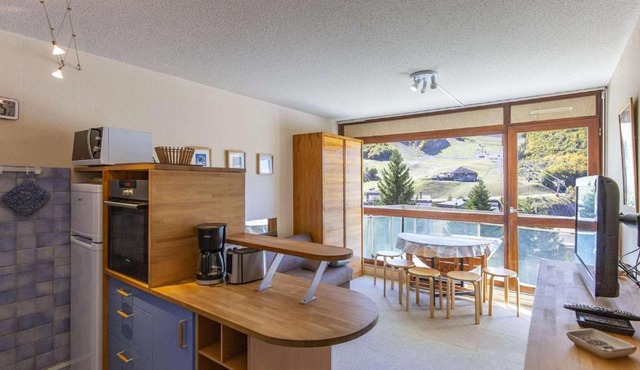 Studio cabine 6 personnes au pied des pistes à Gourette, séjour avec balcon, parking - FR-1-400-117